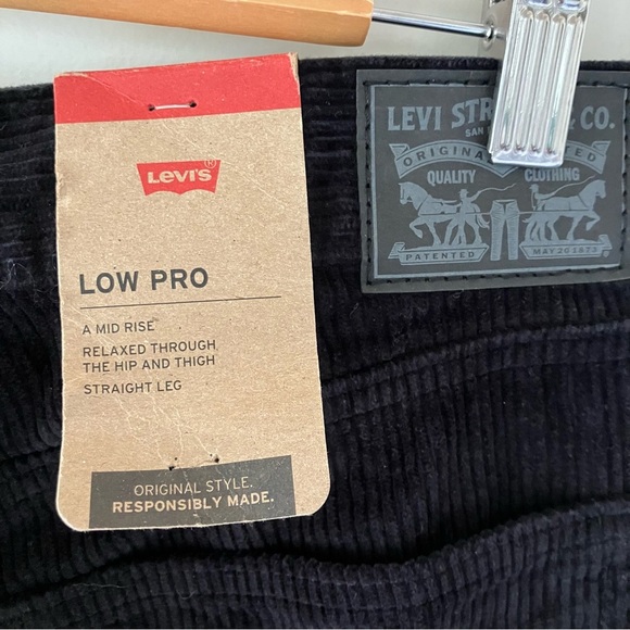 NWT Woman’s Levi's Low Pro Straight Leg Black Corduroy Pants (31 X 30) - Picture 4 of 10